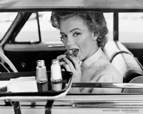 philippe-halsman-marilyn-monroe-at-the-drive-in-1952